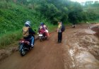 Bhabinkamtibmas Polsek Pacet Lakukan Gatur Lalin Dan Evakuasi Pengendara Di Jalan Licin Puncak 2