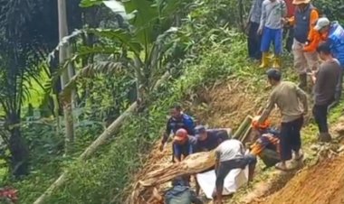 Polsek Pacet Lakukan Cek TKP Bencana Tanah Longsor Di Desa Batulawang